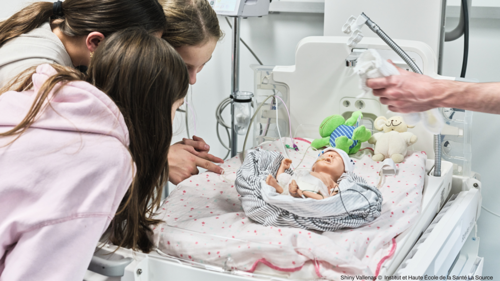 Adolescentes penchées sur mannequin de nouveau-né