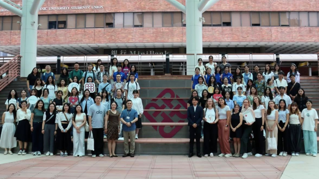 Groupe d'étudiants posant devant un batiment