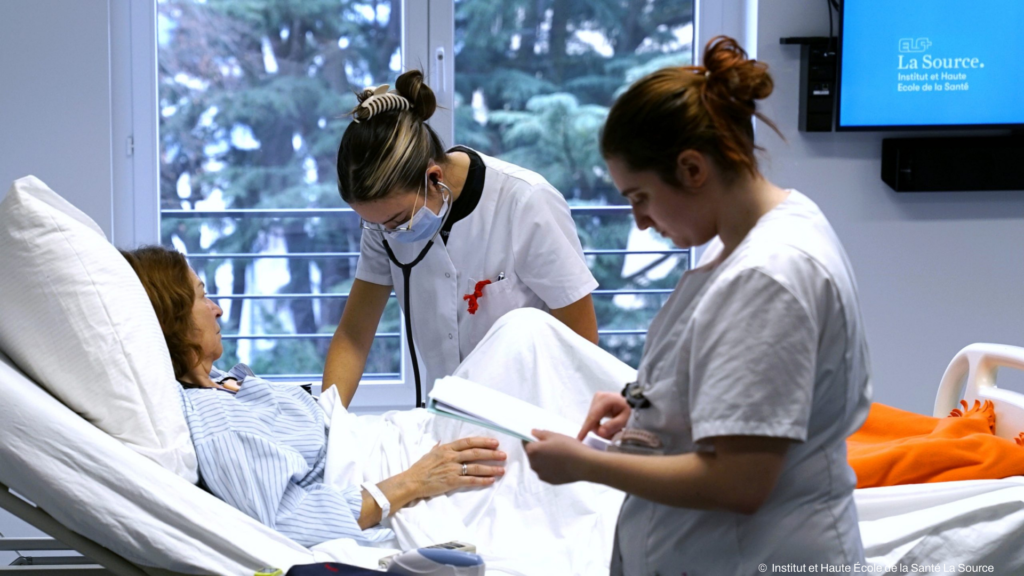Infirmières au lit d'une patiente simulée